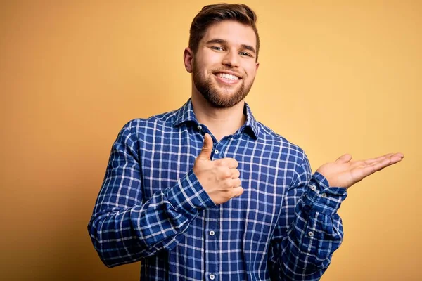 Giovane Uomo Affari Biondo Con Barba Gli Occhi Azzurri Che — Foto Stock