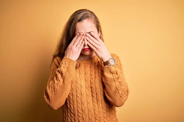 Junge Schöne Blonde Frau Lässigem Pullover Der Vor Gelbem Hintergrund — Stockfoto