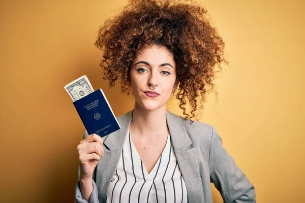 Jovem Mulher Bonita Com Cabelo Encaracolado Piercing Segurando Alemanha Passaporte — Fotografia de Stock