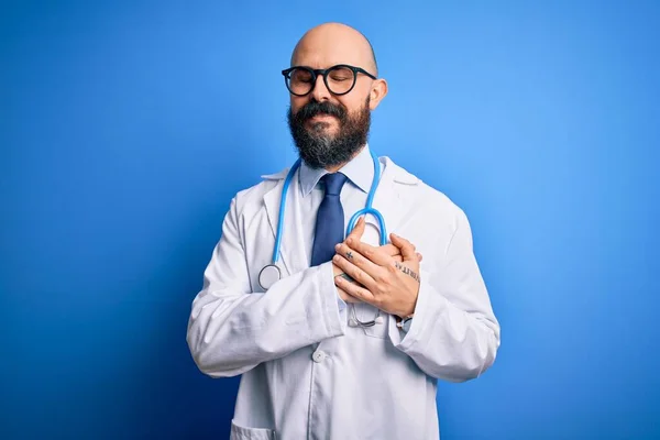 Knappe Kale Dokter Met Baard Met Bril Stethoscoop Een Blauwe — Stockfoto