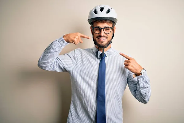 자전거 헬멧을 사업가가 격리되어 위에서 손가락 입으로 미소를 지으며 있었다 — 스톡 사진