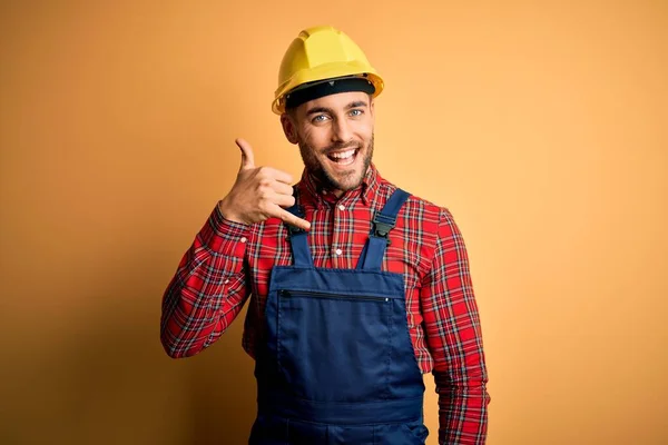 Ung Byggmästare Man Bär Konstruktion Uniform Och Säkerhetshjälm Över Gul — Stockfoto