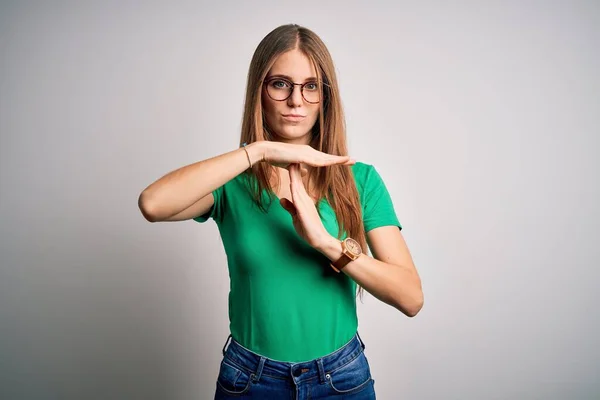 Ung Vacker Rödhårig Kvinna Bär Casual Grön Shirt Och Glasögon — Stockfoto