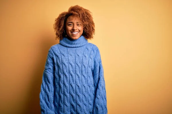 Молода Афро Американська Африканка Кучерявим Волоссям Блакитному Светрі Радісною Прохолодною — стокове фото