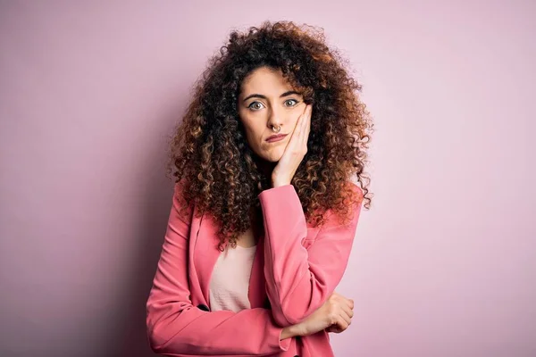 Jonge Mooie Zakenvrouw Met Krullend Haar Piercing Dragen Elegante Jas — Stockfoto