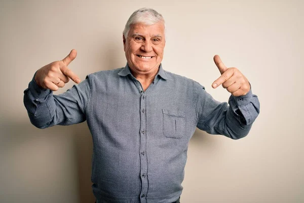 Älterer Gutaussehender Mann Lässigem Hemd Der Vor Isoliertem Weißem Hintergrund — Stockfoto