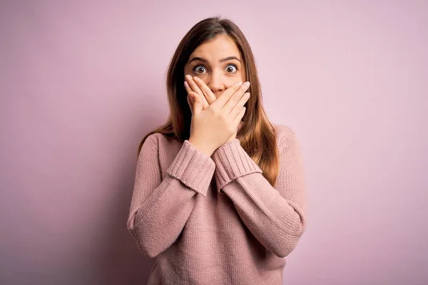 Mooie Jonge Vrouw Dragen Coltrui Roze Geïsoleerde Achtergrond Geschokt Bedekken — Stockfoto