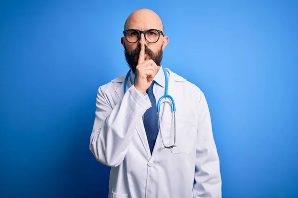 Pohledný Holohlavý Doktor Vousy Brýlemi Stetoskopem Modrém Pozadí Prosí Aby — Stock fotografie