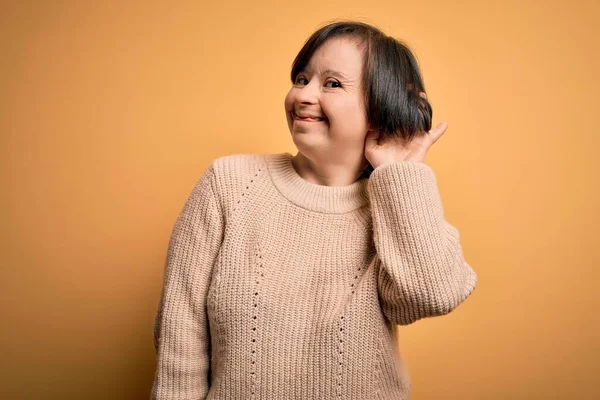 Jonge Vrouw Met Syndroom Draagt Casual Trui Gele Achtergrond Glimlachend — Stockfoto