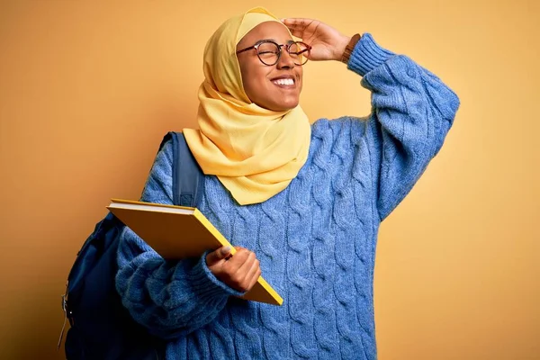 Giovane Studentessa Afroamericana Con Hijab Musulmano Zaino Mano Libro Sorridente — Foto Stock