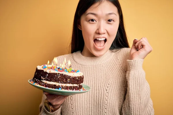 Joven Mujer Asiática Sosteniendo Pastel Cumpleaños Con Velas Ardiendo Sobre — Foto de Stock