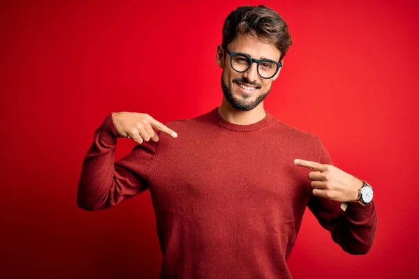 Ung Stilig Man Med Skägg Bär Glasögon Och Tröja Står — Stockfoto