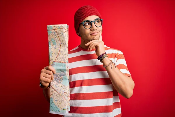 Ung Brasiliansk Turist Man Semester Innehav Stadskarta Över Isolerade Röd — Stockfoto