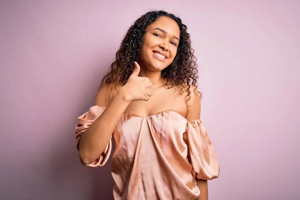 Mulher Bonita Nova Com Cabelo Encaracolado Vestindo Shirt Casual Sobre — Fotografia de Stock