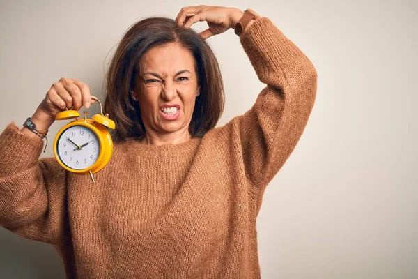 Mujer Morena Mediana Edad Sosteniendo Reloj Despertador Clásico Sobre Fondo —  Fotos de Stock