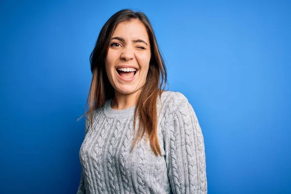 Schöne Junge Frau Lässigem Wollpullover Der Über Blauem Isoliertem Hintergrund — Stockfoto