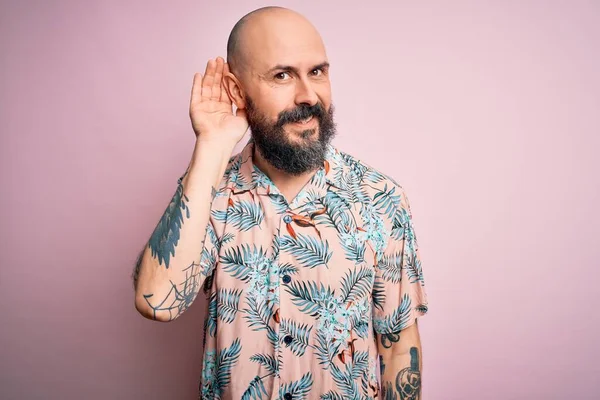 Bonito Homem Careca Com Barba Tatuagem Vestindo Camisa Floral Casual — Fotografia de Stock