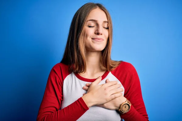 Giovane Bella Rossa Donna Indossa Casual Shirt Sfondo Blu Isolato — Foto Stock