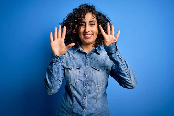 Giovane Bella Donna Araba Riccia Indossa Camicia Jeans Casual Piedi — Foto Stock