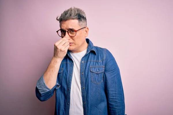 Ung Stilig Modern Man Bär Glasögon Och Denim Jacka Över — Stockfoto