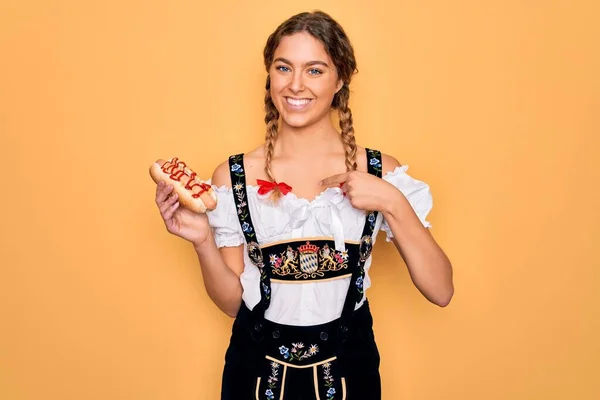 Vacker Blond Tysk Kvinna Med Blå Ögon Bär Oktoberfest Klänning — Stockfoto