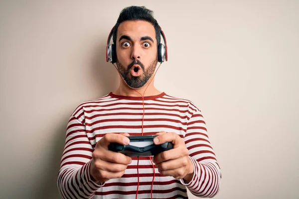 Jovem Jogador Bonito Homem Com Barba Jogando Videogame Usando Joystick — Fotografia de Stock