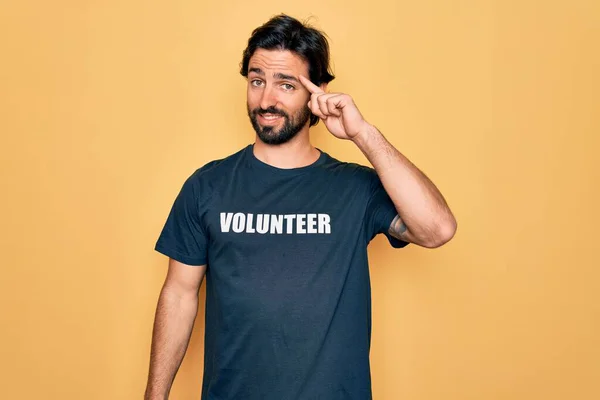 Jovem Bonito Voluntário Hispânico Vestindo Camiseta Voluntária Como Assistência Social — Fotografia de Stock