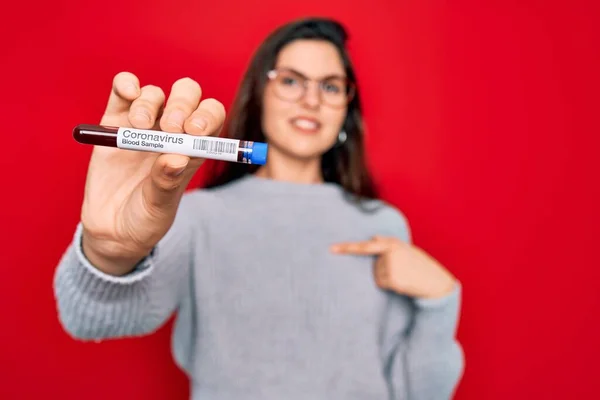 Junges Schönes Mädchen Mit Brille Hält Laborblutprobe Der Coronavirus Krankheit — Stockfoto