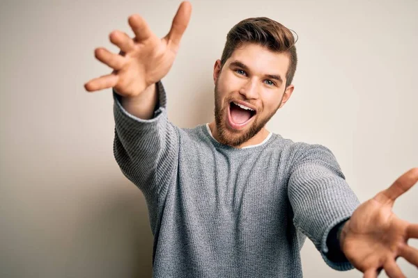 Junger Schöner Blonder Mann Mit Bart Und Blauen Augen Lässigem — Stockfoto