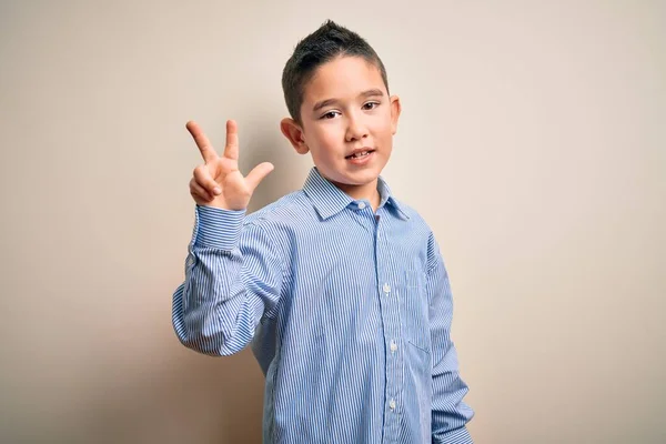 Niño Pequeño Con Una Camisa Elegante Pie Sobre Fondo Aislado — Foto de Stock