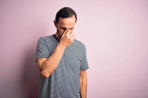 Ein Mann Mittleren Alters Der Lässig Gestreiftes Shirt Trägt Steht — Stockfoto