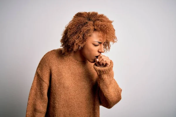 Junge Schöne Afroamerikanische Afro Frau Mit Lockigem Haar Lässigem Pullover — Stockfoto