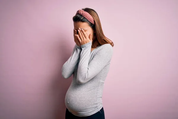 Jeune Belle Adolescente Enceinte Attend Bébé Sur Fond Rose Isolé — Photo