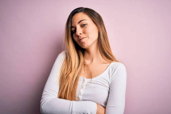 Jovem Mulher Loira Bonita Com Olhos Azuis Vestindo Shirt Branca — Fotografia de Stock