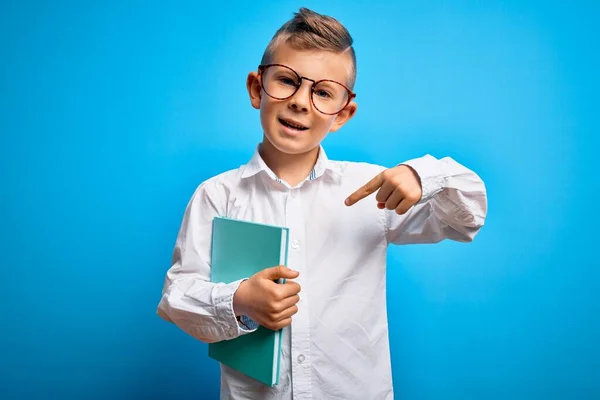 Mladý Malý Kavkazský Student Nosí Chytré Brýle Drží Knihu Školy — Stock fotografie