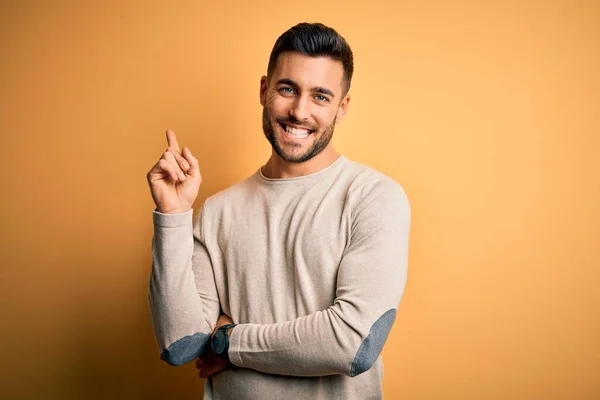 Young Handsome Man Wearing Casual Sweater Standing Isolated Yellow Background — Stock Photo, Image