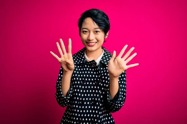 Ung Vacker Asiatisk Flicka Bär Casual Jacka Stående Över Isolerade — Stockfoto