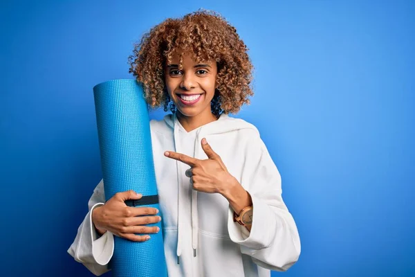 Junge Afrikanisch Amerikanische Frau Die Sport Treibt Hält Yogamatte Über — Stockfoto