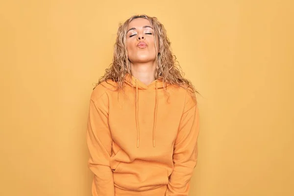 Ung Vacker Blond Sportig Kvinna Bär Casual Sweatshirt Över Gul — Stockfoto