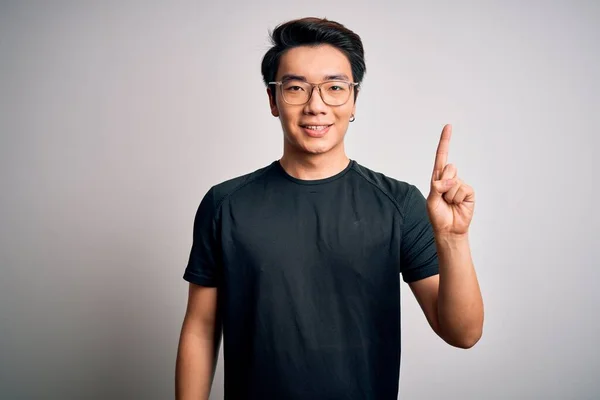 Jeune Bel Homme Chinois Portant Shirt Noir Des Lunettes Sur — Photo