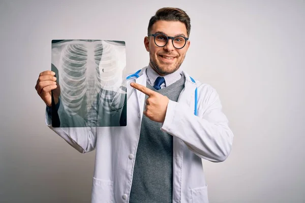 Joven Doctor Vistiendo Abrigo Médico Mirando Radiografía Del Tórax Sobre —  Fotos de Stock