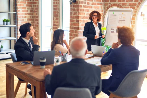 Groep Van Zakelijke Werknemers Glimlachen Gelukkig Vol Vertrouwen Een Vergadering — Stockfoto