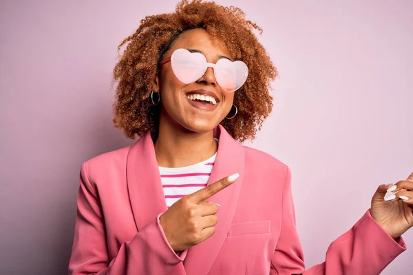 Jovem Afro Americana Africana Com Cabelo Encaracolado Vestindo Corações Engraçados — Fotografia de Stock