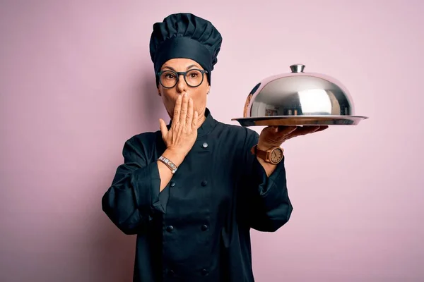 Mujer Mediana Edad Chef Morena Con Uniforme Cocina Sombrero Sosteniendo —  Fotos de Stock