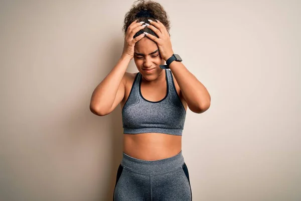 Ung Afrikansk Amerikansk Idrottskvinna Gör Sport Bär Sportkläder Över Vit — Stockfoto