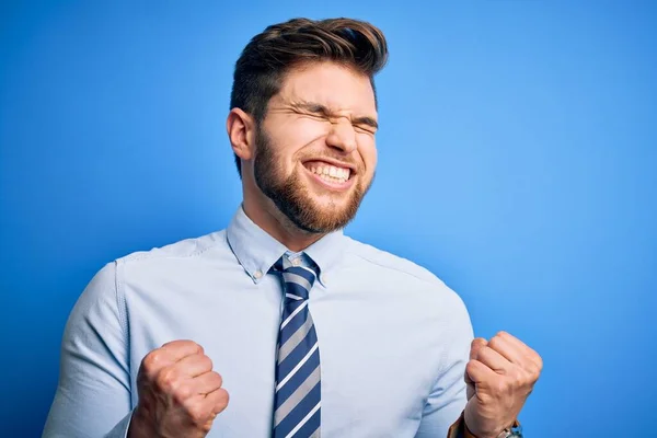 Joven Hombre Negocios Rubio Con Barba Ojos Azules Vistiendo Elegante — Foto de Stock