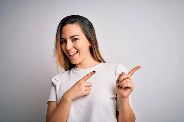 Jonge Mooie Blonde Vrouw Met Blauwe Ogen Dragen Casual Shirt — Stockfoto