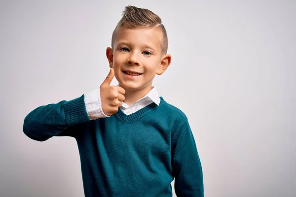 Jeune Gamin Caucasien Aux Yeux Bleus Portant Des Vêtements Élégants — Photo