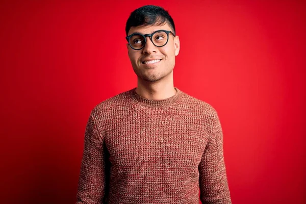 Mladý Pohledný Hispánec Muž Nosí Nerd Brýle Přes Červené Pozadí — Stock fotografie