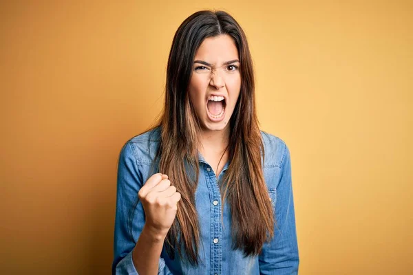 Jong Mooi Meisje Draagt Casual Denim Shirt Staan Geïsoleerde Gele — Stockfoto